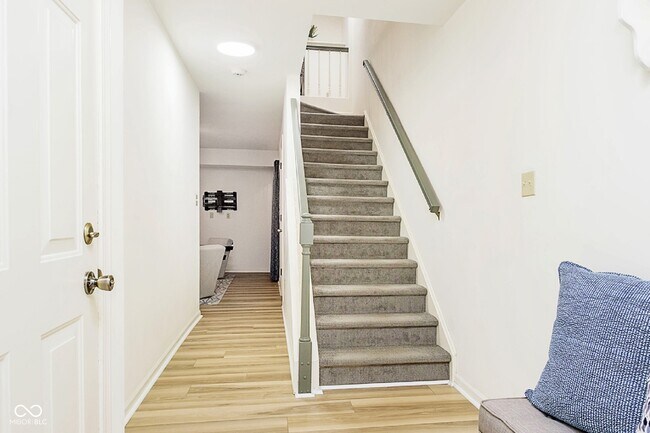 Building Photo - 592 E Vermont St