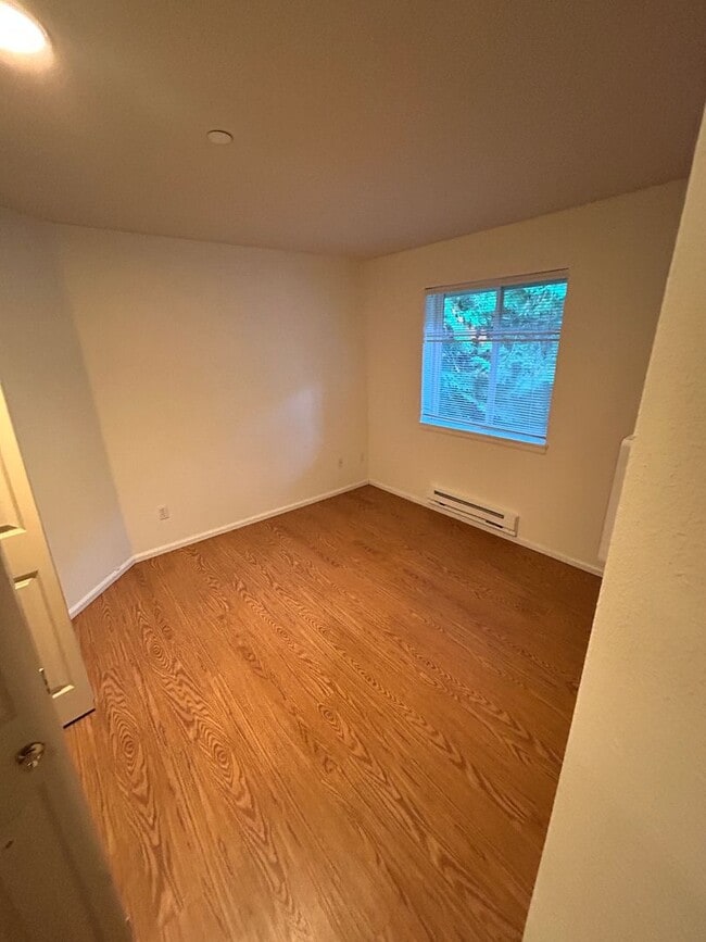 Building Photo - 3 Bed, 2.5 bath Townhome w/1-car garage in Highland Park neighborhood of Renton, $3,150/mo.