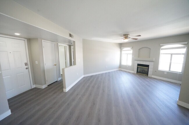 Building Photo - SHOWINGS AVAILABLE NOW