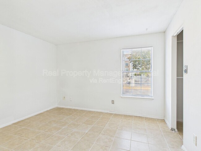 Building Photo - 513 Summit Ct