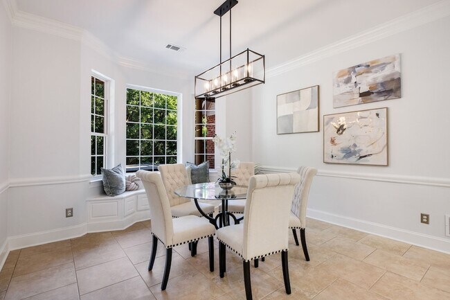 Building Photo - 5 Meadowbrook Cir