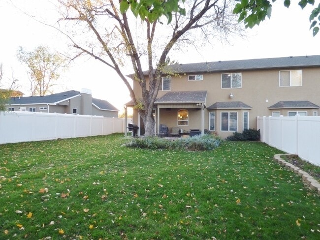 Building Photo - Great 3 BD 2.5 BA Twin Home. Great Location.
