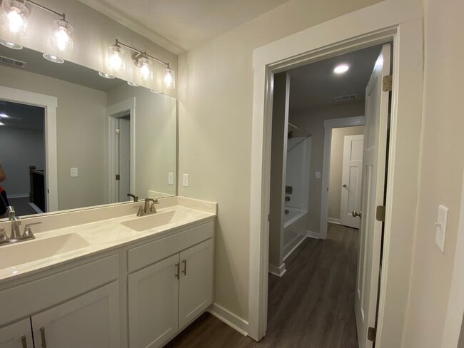 Building Photo - 5 bedrooms 3 bathroom Smart Home