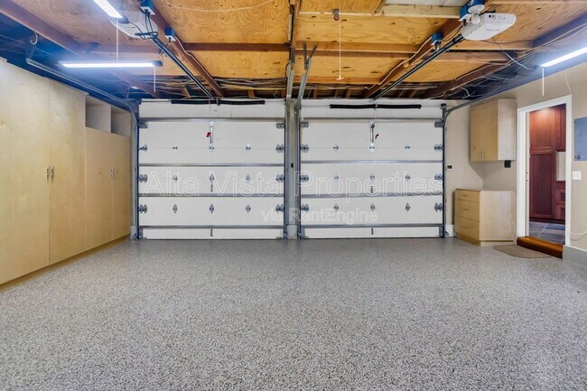 Building Photo - 5940 La Jolla Mesa Dr