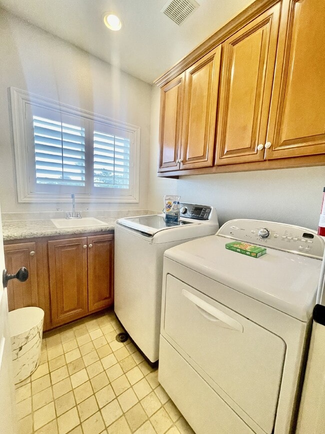 Building Photo - Luxurious 5-Bed, 4-Bath Fully Furnished Home in Henderson-