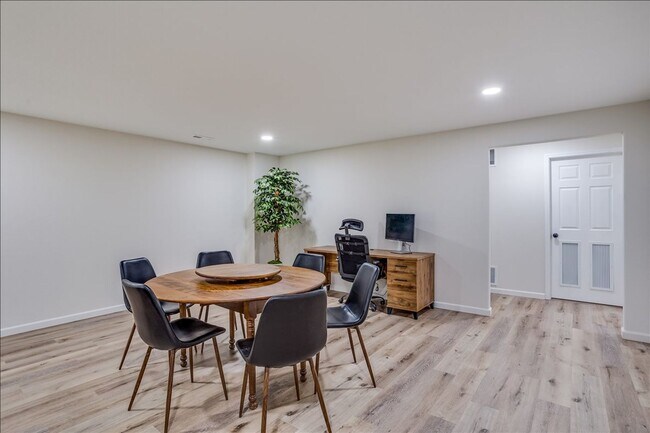 Building Photo - BEAUTIFUL 5 BEDROOM HOME  WITH LAKE VIEW A...