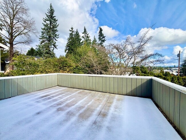 Building Photo - Stunning Mountain View Mid-Century Home in Prestigious Clyde Hill