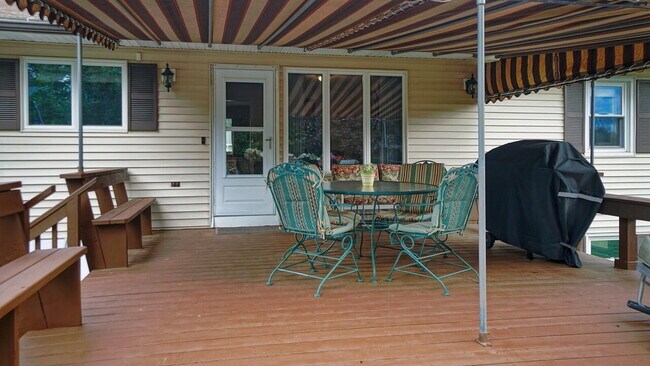 Building Photo - 3 bed, 2 bath house with solar panels! No ...