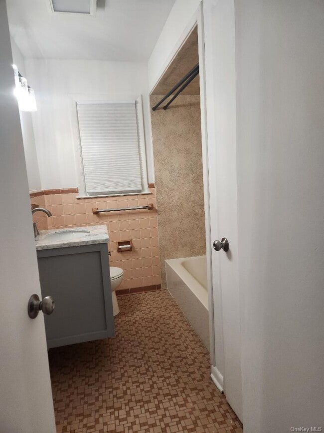 Building Photo - 147 Congers Rd