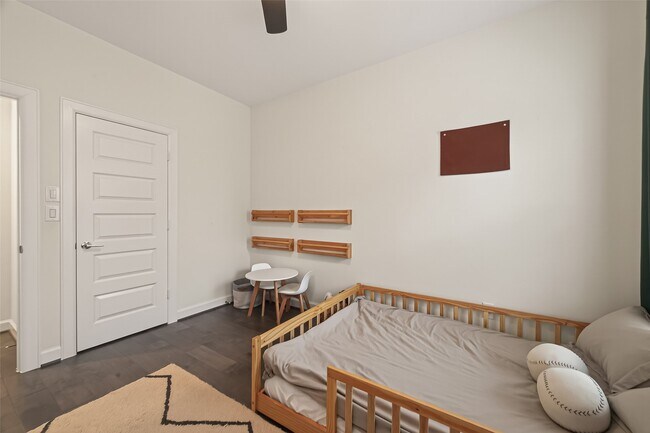 Building Photo - 1027 Gross St