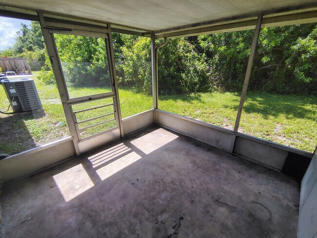Building Photo - 5838 Siesta Ln