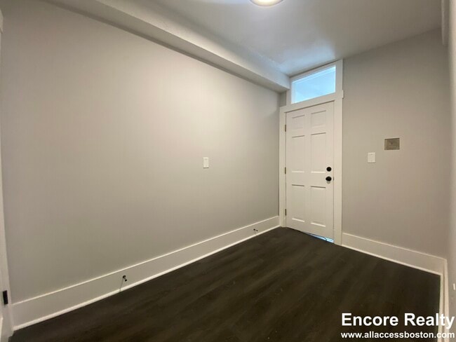 Building Photo - 118 Marginal St