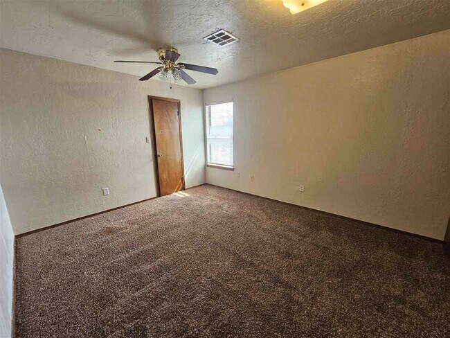 Building Photo - 4023 NW Ozmun Ave