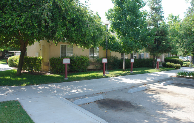 Building Photo - Pineview Apartments