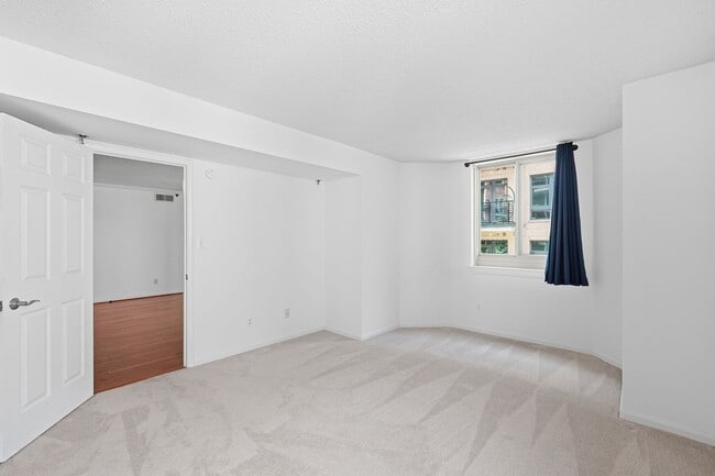 Building Photo - 1024 N Utah St