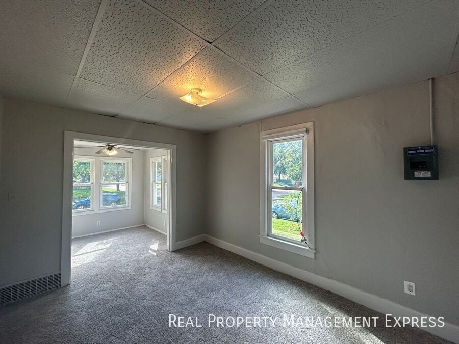 Building Photo - 1 Bedroom 1 Bathroom Unit in Sioux Falls