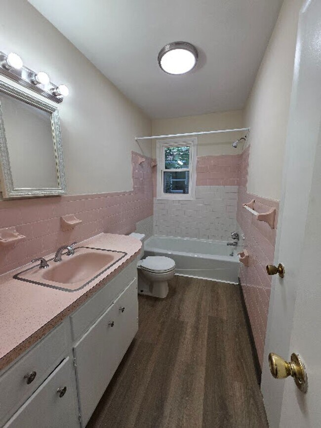 Building Photo - Move In Ready Brick Ranch