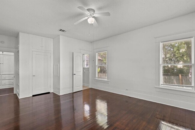 Building Photo - 2 11th St N