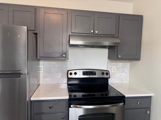 Building Photo - AVAILABLE NOW!!