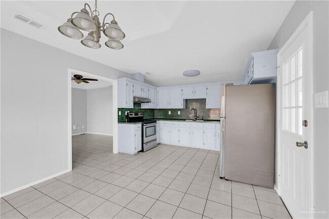 Building Photo - 18 Cassandra St