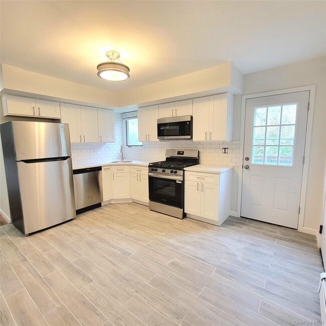 Building Photo - 571 Nassau Blvd
