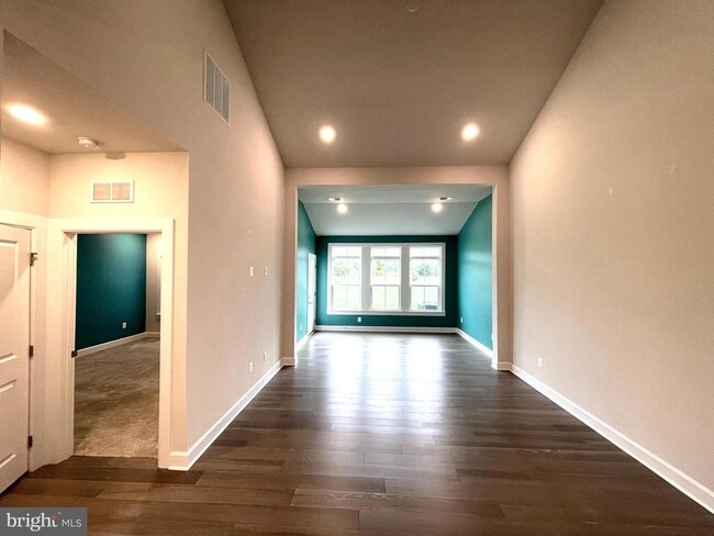 Building Photo - 33789 Freeport Dr