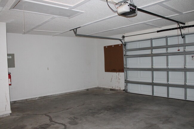 Building Photo - 305 Ashley Dr