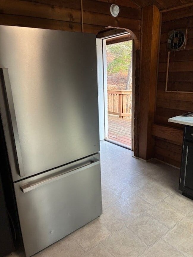 Building Photo - LAKE FRONT PARADISE