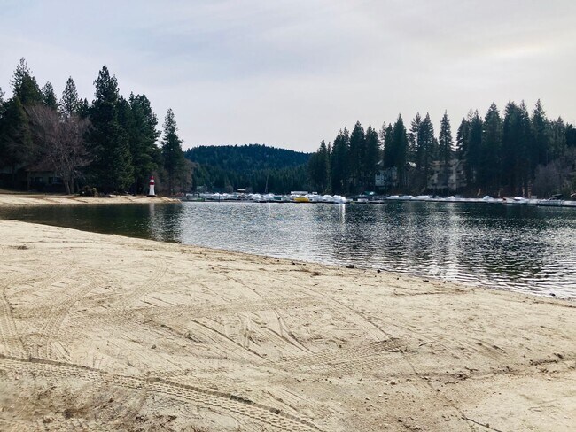 Building Photo - Enchanting Four Bedroom Two and Half Bath Condo in North Meadow Bay.