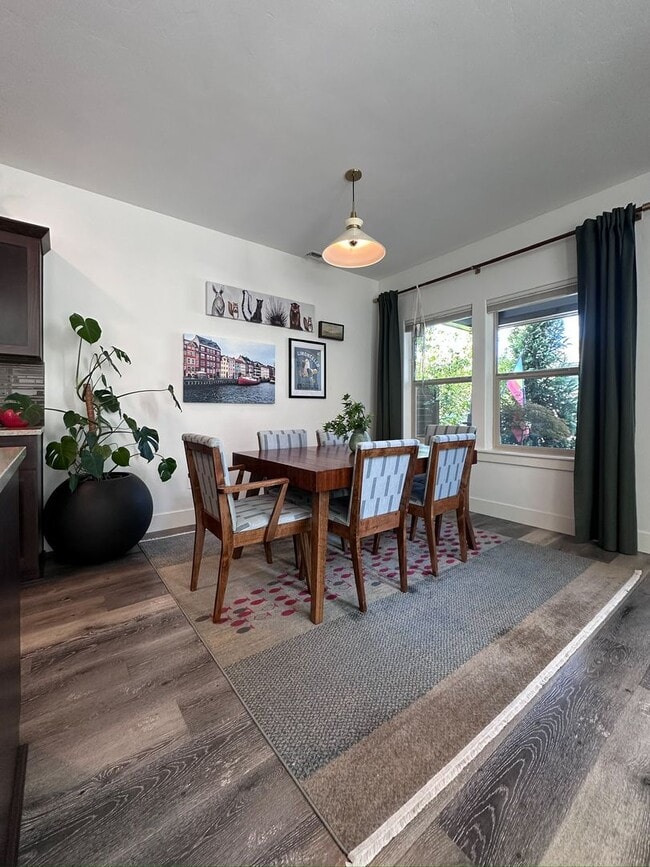 Building Photo - Stunning home available in Stone Creek!  Must see the interior!