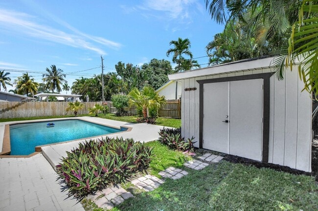Building Photo - 832 SW 10th Ave
