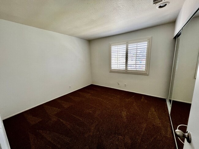 Building Photo - Great 3B/2BA House in Escondido w/ AC & At...