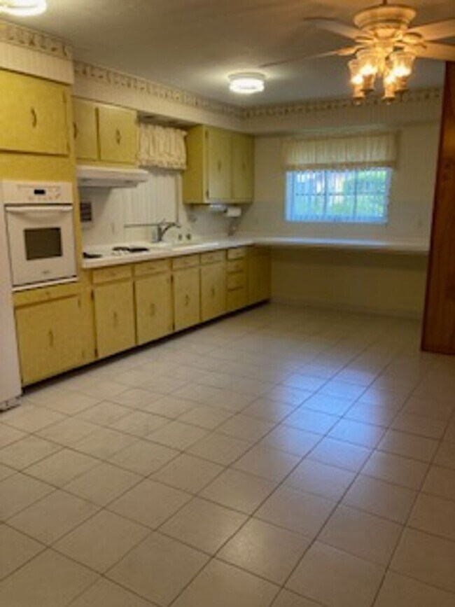 Building Photo - Ready move in - Price reduction!