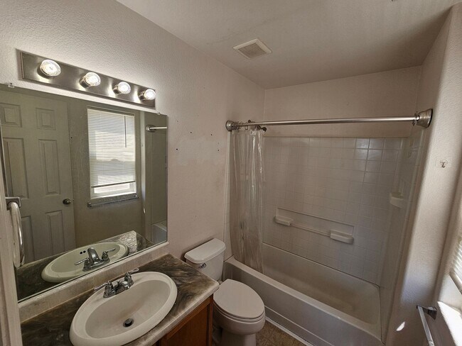 Building Photo - 3 Bed 3 Bath Townhome Minutes from Ft. Carson!!
