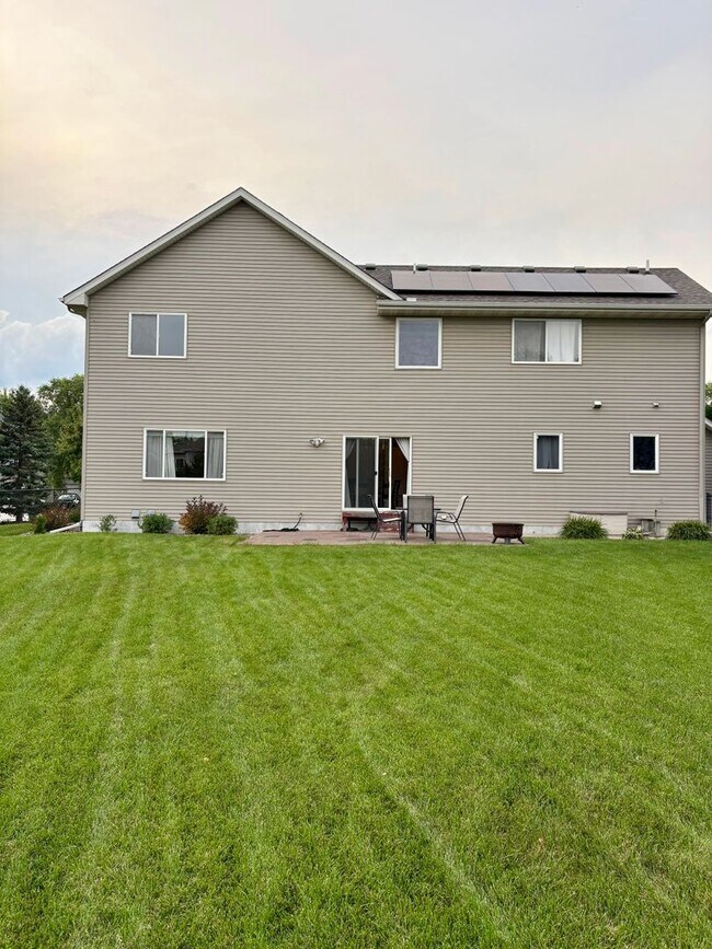 Building Photo - Large Lakeville Home for Lease