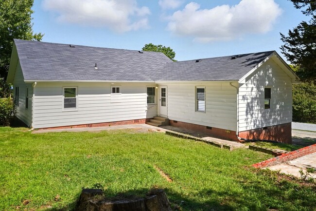 Building Photo - Four Bedroom Home!