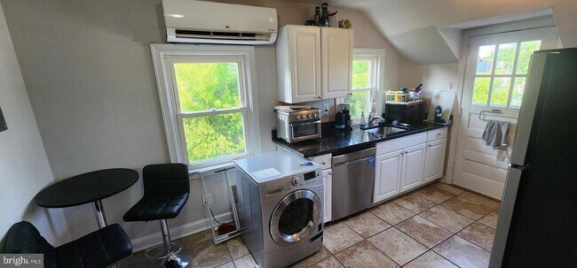 Building Photo - 1227 N Utah St