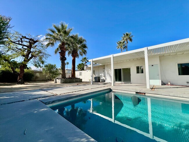 Building Photo - AVAILABLE NOW! 3 Bedroom 2 Bathroom POOL HOME in Palm Springs !