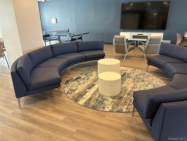 Building Photo - 100 W Broadway