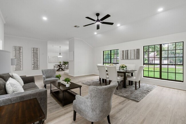 Building Photo - 10 Autumn Oaks Dr