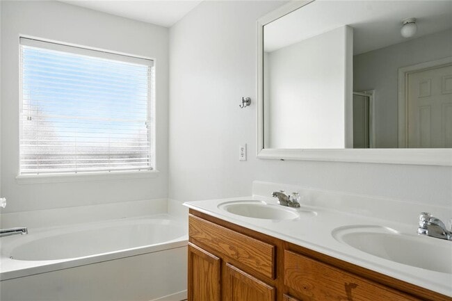 Building Photo - 706 Silver Cliff Ln