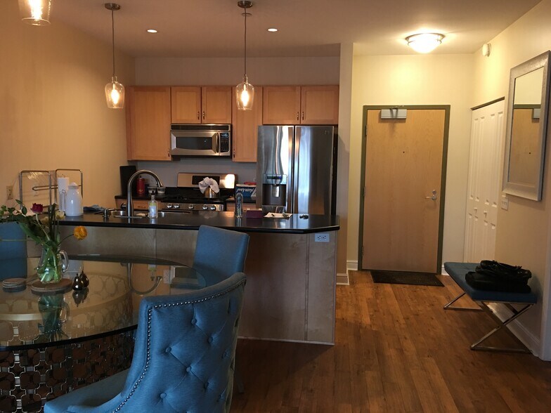Kitchen/Living room - 5570 Centre Ave