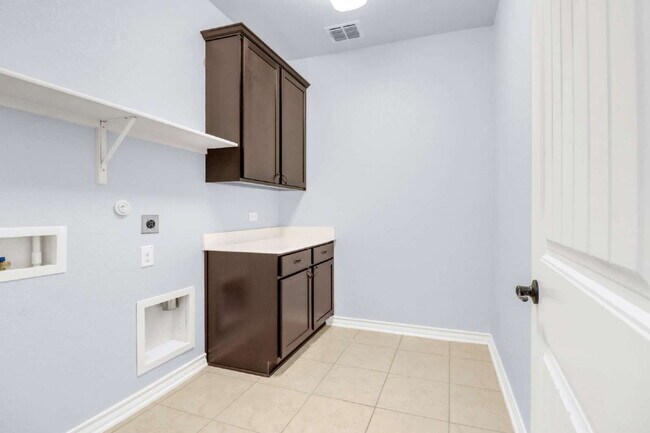 Building Photo - "Spacious 4-Bedroom Oasis with 3 Full Baths, Study, Game Room & NO HOA in San Antonio – 2,521 Sq ...