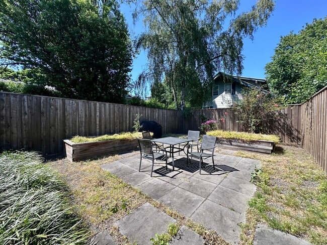 Building Photo - Lovely Duplex NE Portland - 2 bed, 1 bath w/Garage!