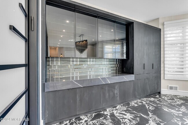 Building Photo - 215 Hollywood Ave