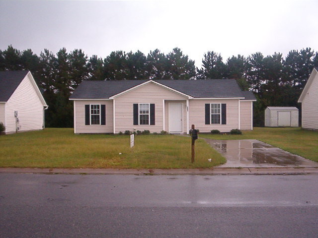 Building Photo - Beautiful Home with a Great Location In Town