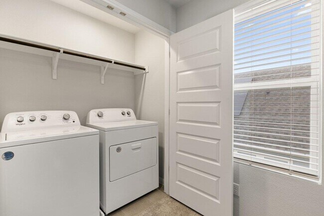Building Photo - 303 Elm Br Trl
