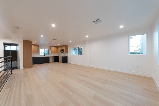 Building Photo - 1656 S Hayworth Ave