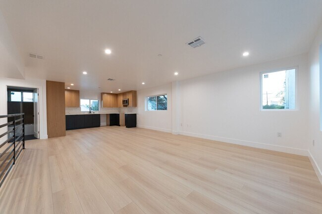 Building Photo - 1658 S. Hayworth