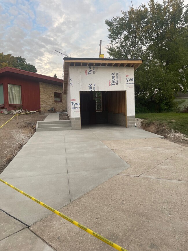 Building Photo - 506 N 91st St